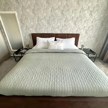 Luxusny Na 21 Poschodi S Parkovanim Zadarmo Ba Apartment Pressburg