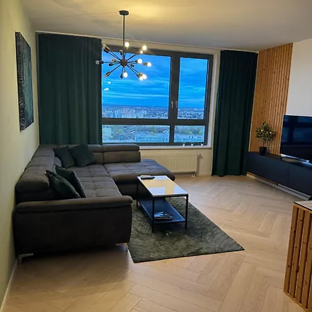 Luxusny Na 21 Poschodi S Parkovanim Zadarmo Ba Apartment